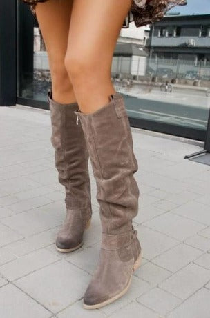 👢 Stivali al Ginocchio in Eco-Camoscio con Fiocco – Tacco Basso e Stile Elegante