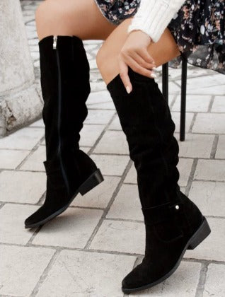 👢 Stivali al Ginocchio in Eco-Camoscio con Fiocco – Tacco Basso e Stile Elegante